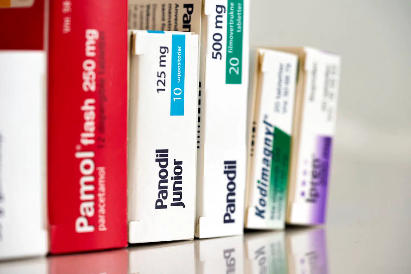 Paracetamol, som de fleste kender som Panodil eller Pamol, er det lægemiddel, danske apotekere har solgt mest af. Paracetamol er det mest udleverede lægemiddel på apotekerne i 2022 med 11 millioner pakninger. Det er en stigning på 6,6 procent i forhold ti 2021. Midlet er det fjerdemest omsatte målt i kroner og øre med et salg på 228 millioner kroner.