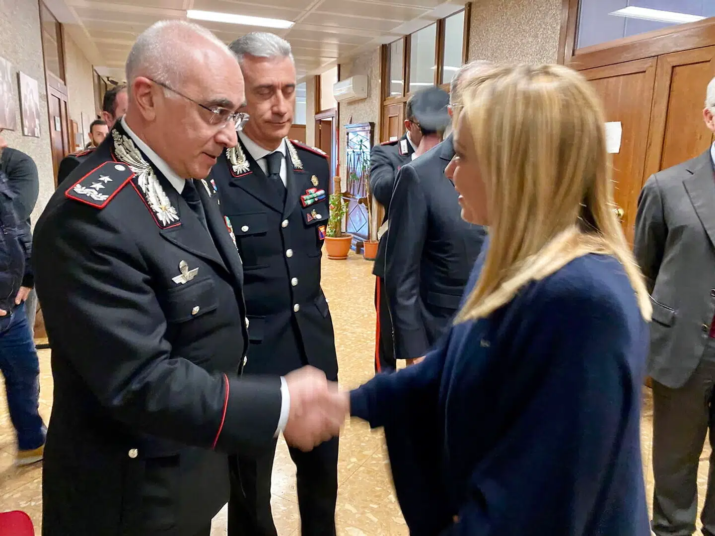 Premierminister Giorgia Meloni lykønsker chefen for Carabinieri-korpset på Sicilien med anholdelsen af den historiske mafiaboss.