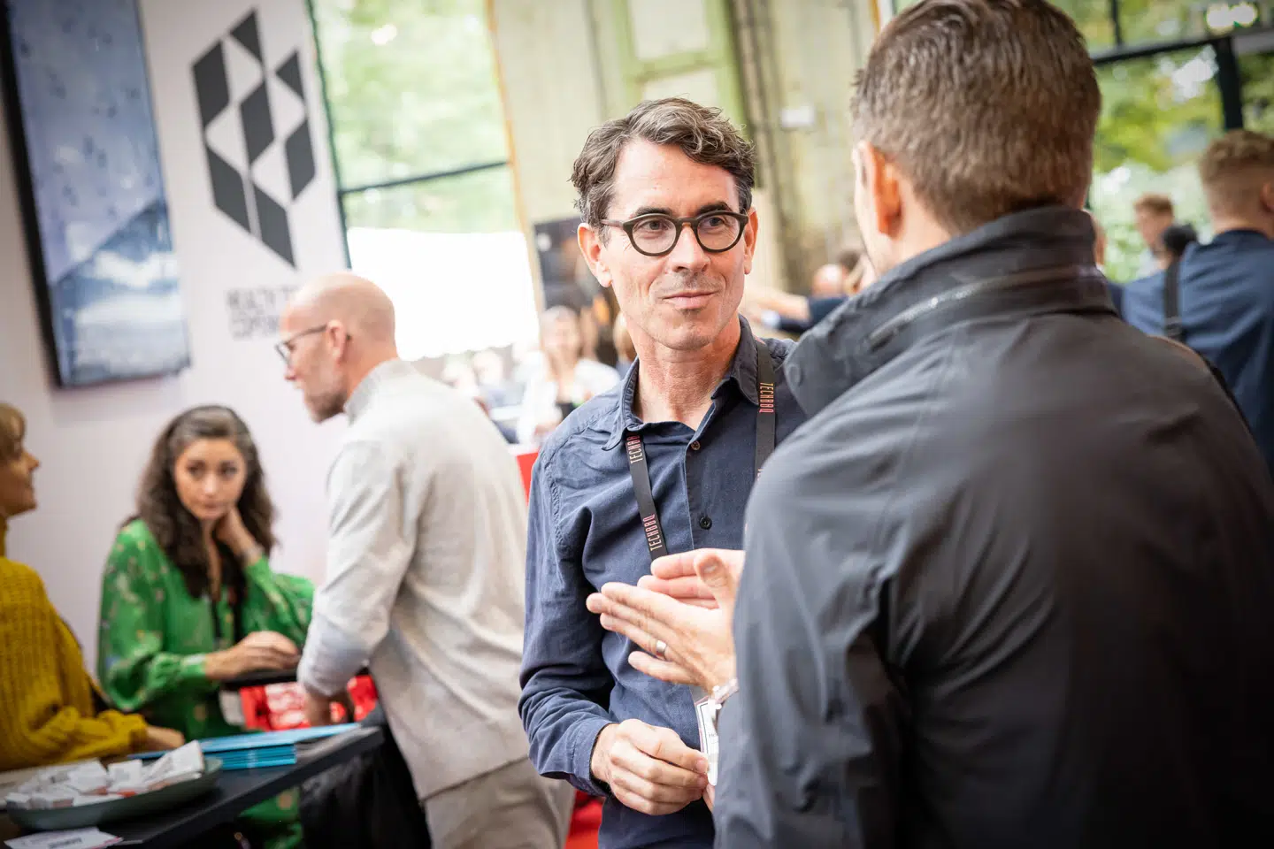 Jesper Grønbæk (i midten) er idémanden bag Health Tech Hub Copenhagen, som på få år gennem samarbejde på tværs mellem iværksættere og opstartsvirksomheder inden for sundhedsteknologi har skabt masser af nye arbejdspladser, og som nu gør klar til et større, internationalt gennembrud.