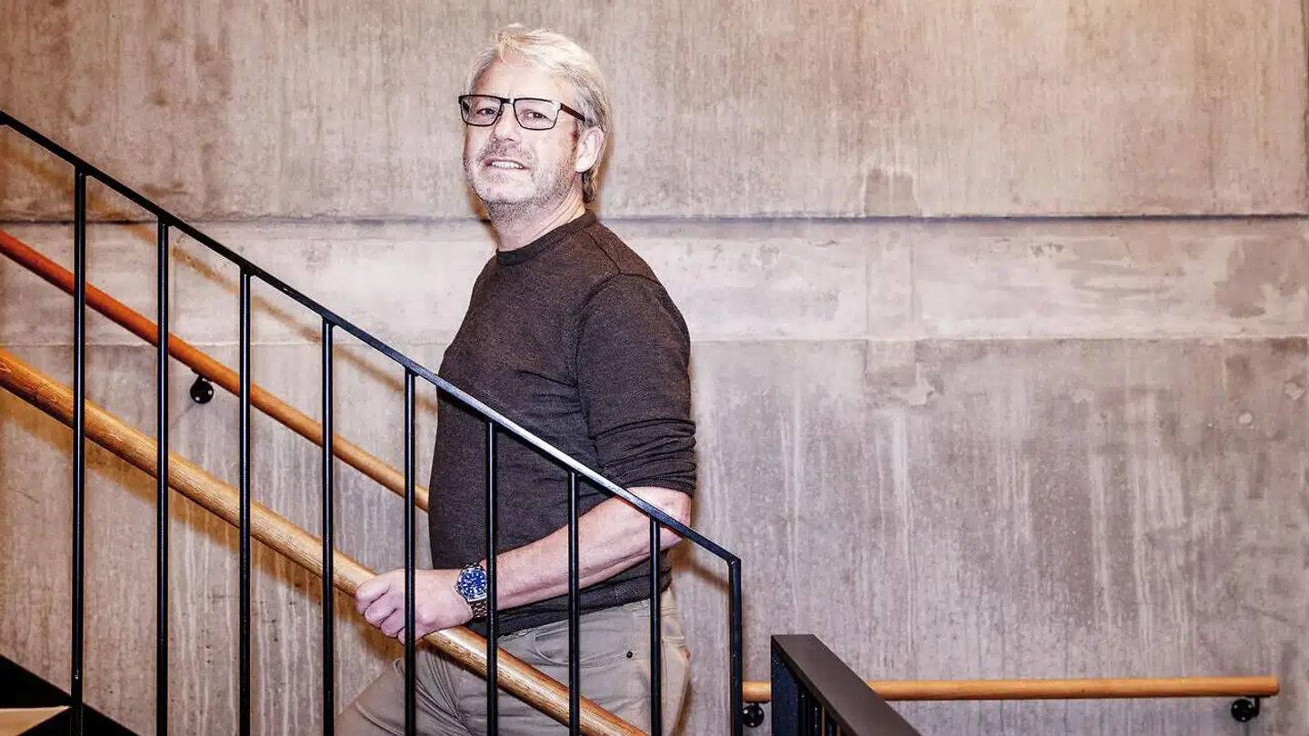 Ulrik Sørensen er Salesforce-konsulent for virksomheden Accenture. Jobbet har krævet, at han kom på skolebænken i flere måneder, men det var helt fint med ham. Selvom man er over 60 år, kan man altid lære nyt, mener han.