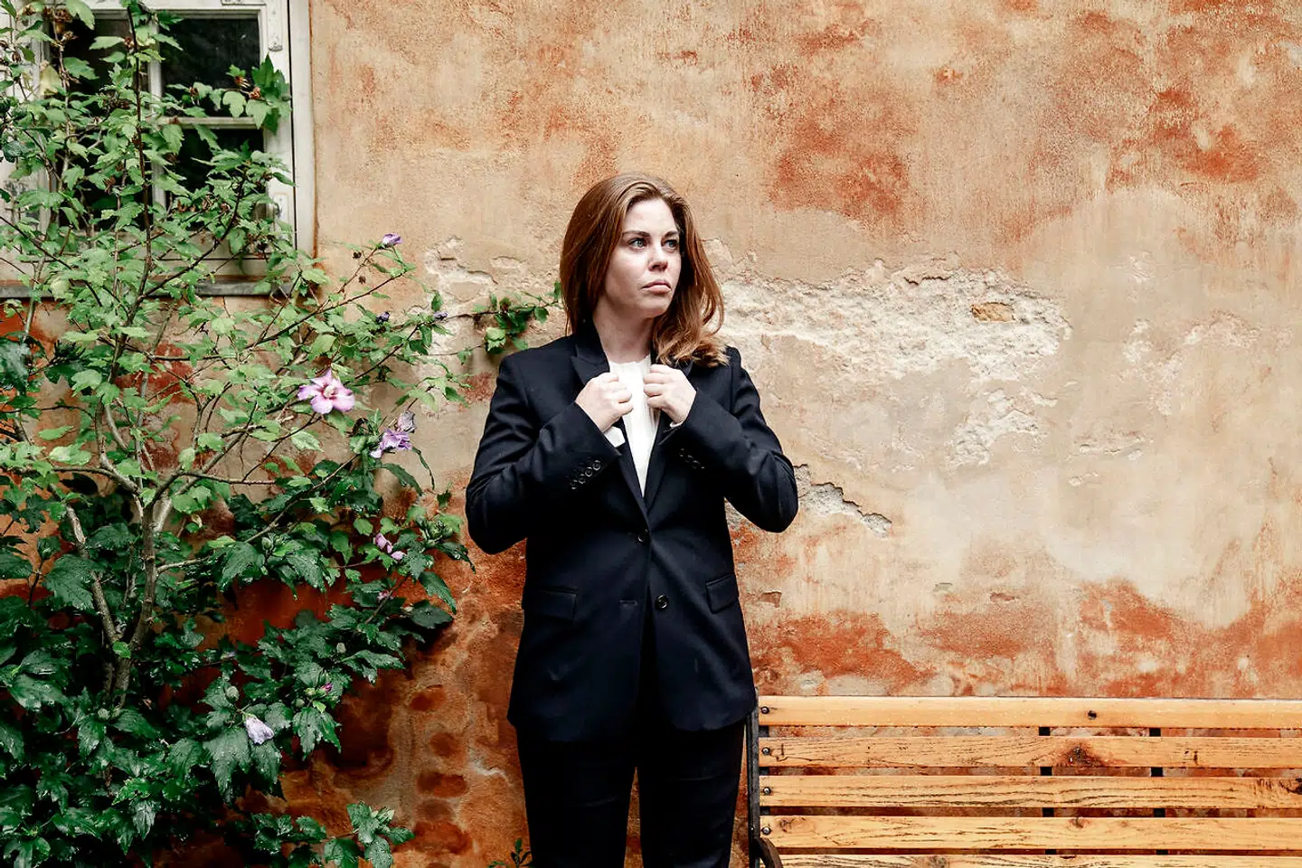 »At opstille et krav om, at begge parter skal samtykke til sex, for at det kan anses for lovligt, kan næppe anses for revolutionerende i et moderne retssamfund som vores. Problemet med bestemmelsen er da heller ikke kravet om gensidigt samtykke, men derimod at bestemmelsen lader til at have medført flere af de såkaldte 'påstand mod påstand'-sager,« skriver Julie Stage.