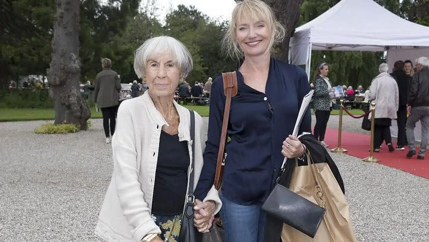 »Når hun derfor så nyheder, og vi læste artikler og klummer op for hende fra Berlingske, som hun holdt til det sidste, så var det samfundssynet, der optog hende. Om friheden blev knægtet, og om mennesker derfor åndeligt såvel som fysisk blev undertrykt,« skriver Kathrine Lilleør om Lise Nørgaard.