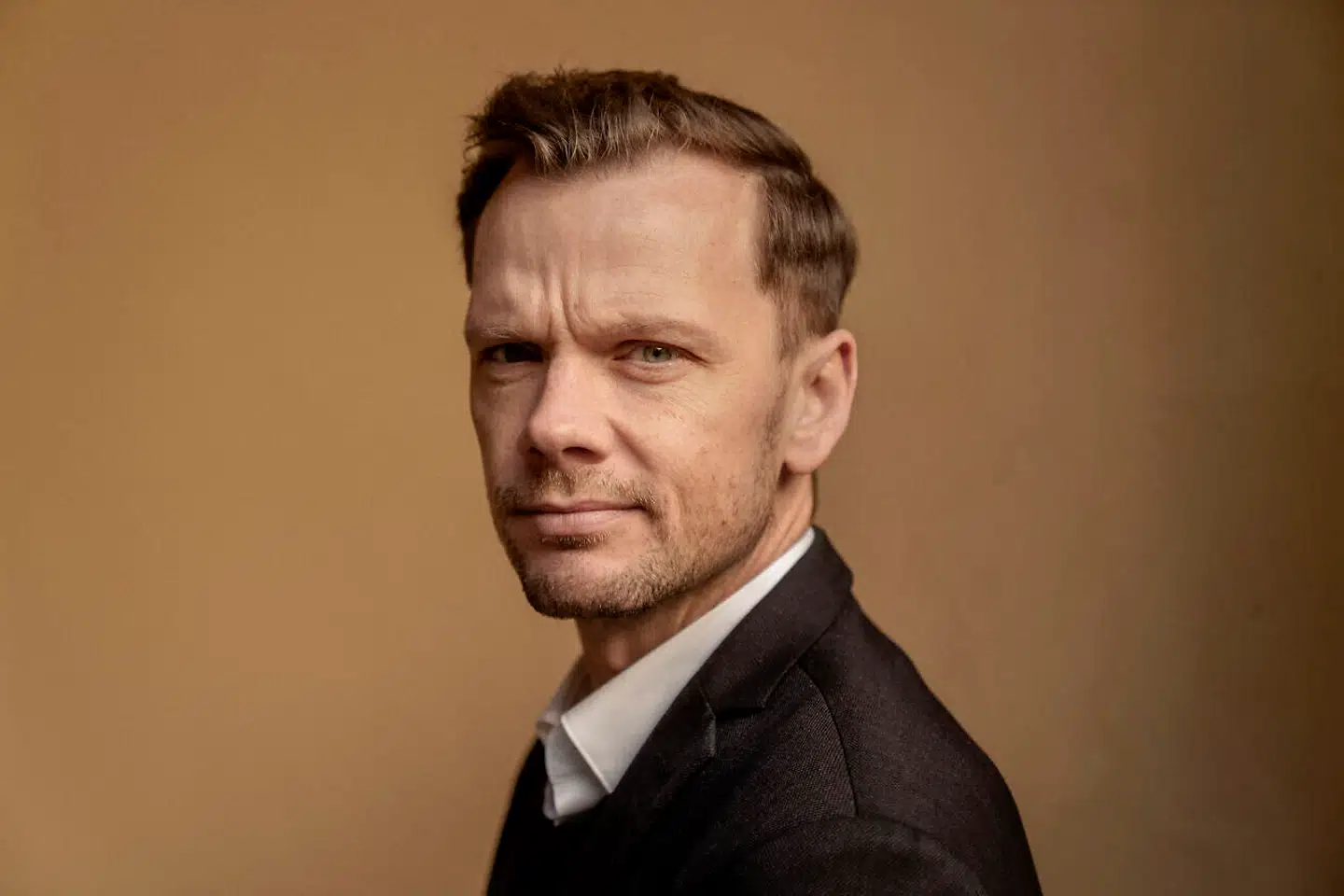 Han lod sig overbevise om det fornuftige i en regering over midten – og nu håber han, at den vil leve længere end blot en enkelt periode. Justitsminister Peter Hummelgaard taler dog også åbent om, hvad der skal gå galt, før regeringen går i stykker.