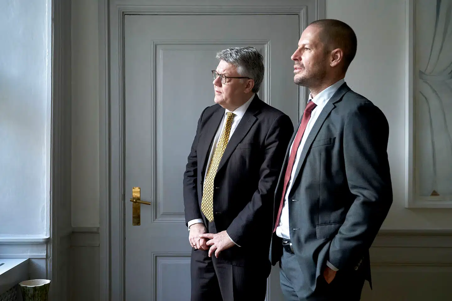 De seneste års største politisk-administrative sager har givet René Offersen (tv.) og Jonas Christoffersen nogle særdeles spændende arbejdsopgaver. Alligevel advarer de mod at »retliggøre« politik.