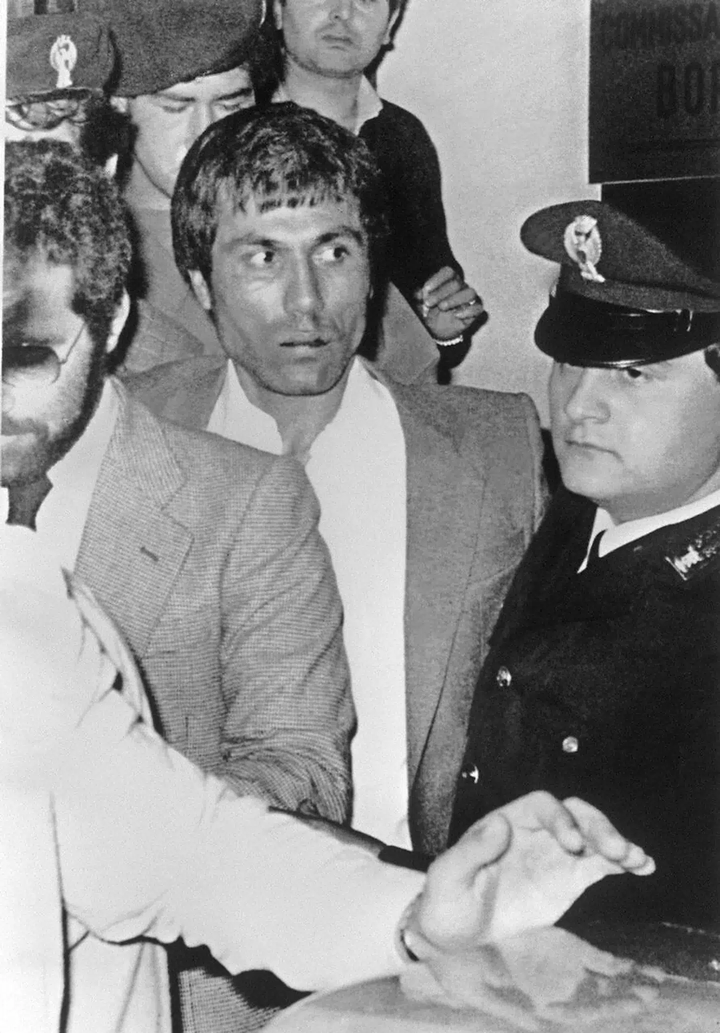 Mehmet Ali Agca blev anholdt umiddelbart efter sit forsøg på at myrde paven i 1981. Det var meget tæt på at lykkes.