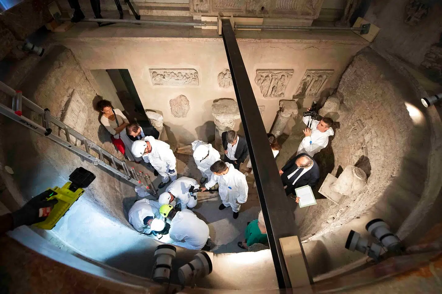 Teknikere undersøger den tomme grav på Vatikanets tyske kirkegård, der blev åbnet i 2019. Forinden havde Orlandi-familiens advokat modtaget et anonymt tip om at lede efter Emanuelas jordiske rester her.