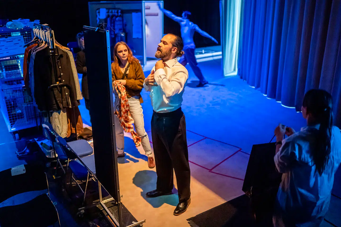 Casper Crump, som spiller hovedrollen som Comte de Valmont, skal skifte tøj 16 gange under forestillingen.