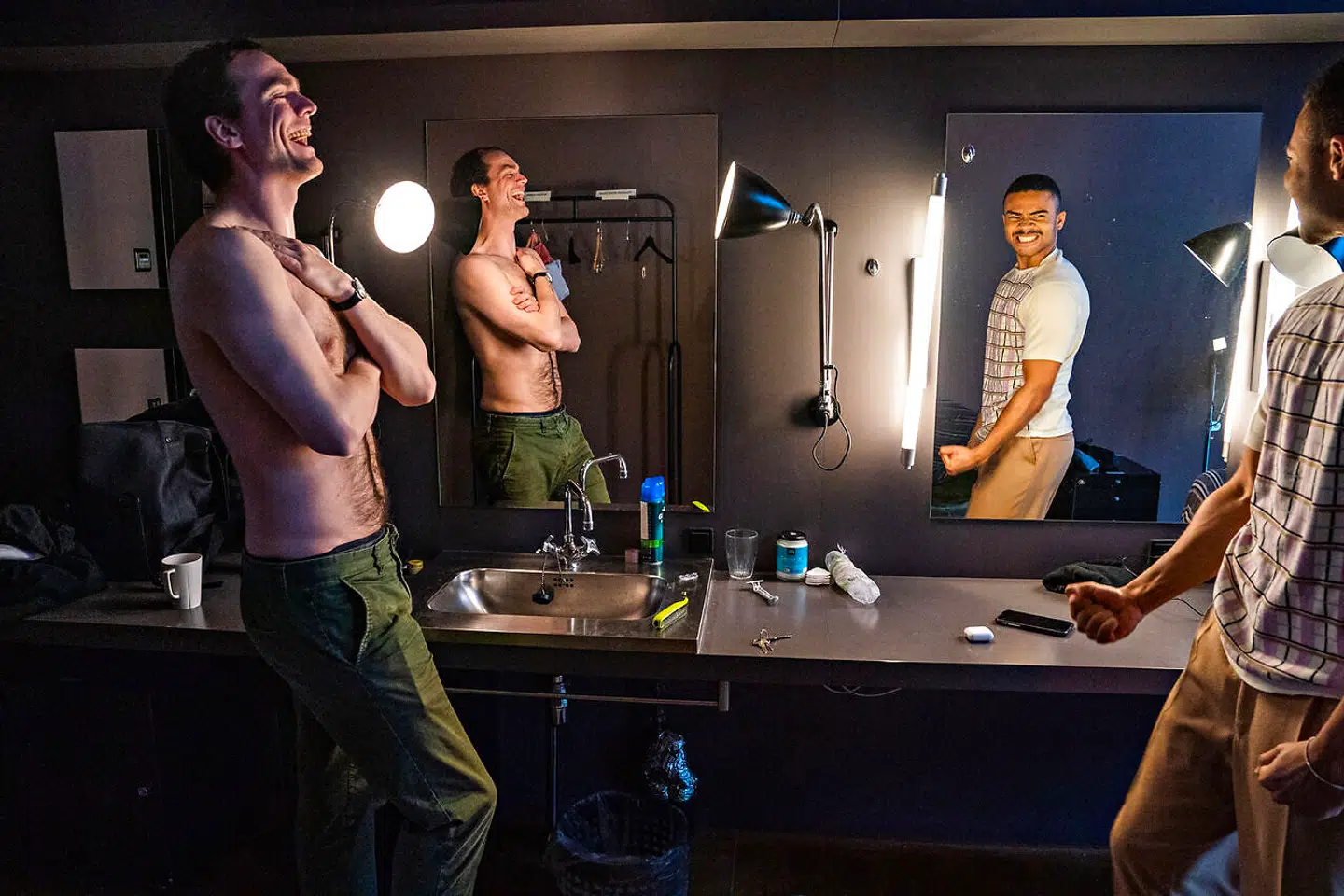 William Halken og Alexander Bryld Obaze gør sig klar til prøve i deres omklædningsrum.