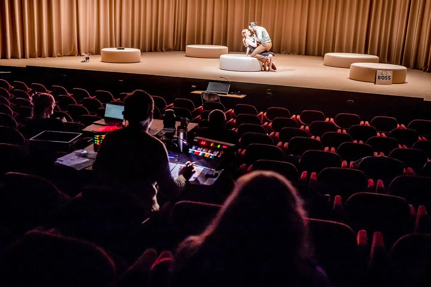 Staffan Valdemar Holm har instrueret og Bente Lykke Møller har stået for kostumer og scenografi.