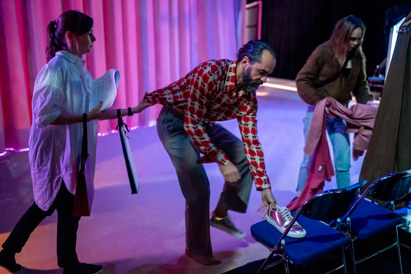 Casper Crump tøj skift, foregår i højt tempo.