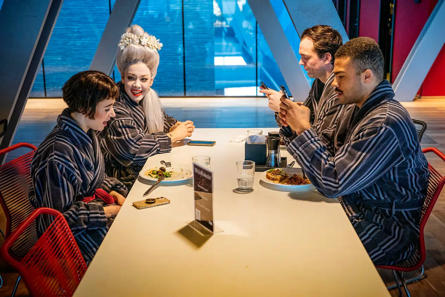 Marie Reuther, Stephanie Nguyen, William Halken og Alexander Bryld Obaze spiser frokost mellem 1 og 2 akt.