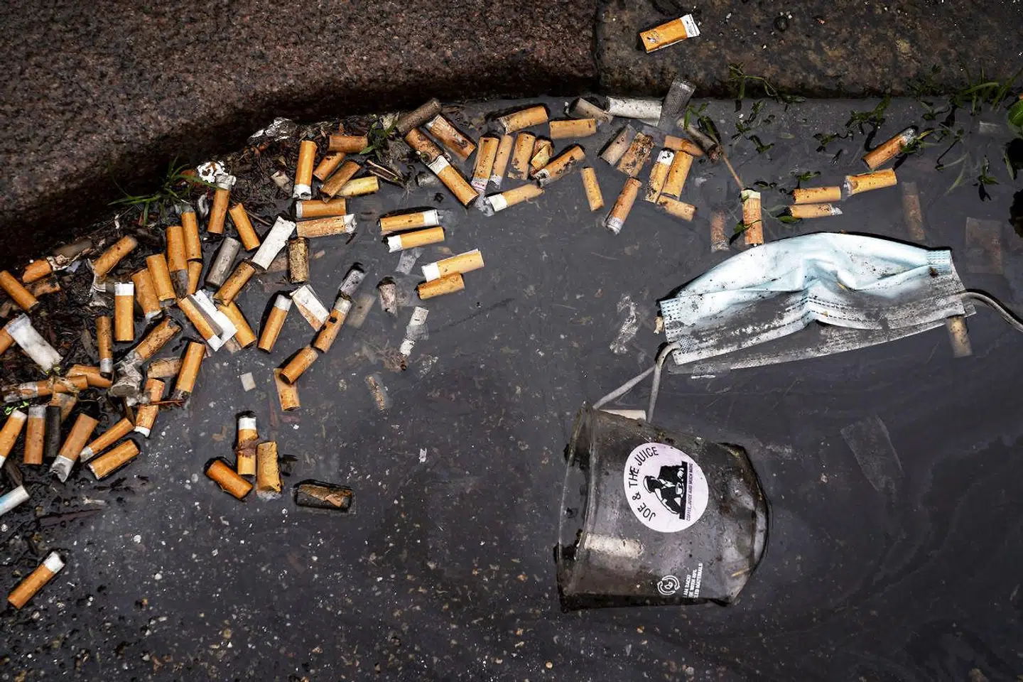 »Filtrene kom til verden i 1950erne som industriens svar på, at det blev mere og mere åbenlyst, at rygning giver lungekræft. Men plastikfiltrene giver en falsk tryghed, for der er ingen sundhedseffekt,« skriver Henrik Beha Pedersen og Niels Them Kjær.