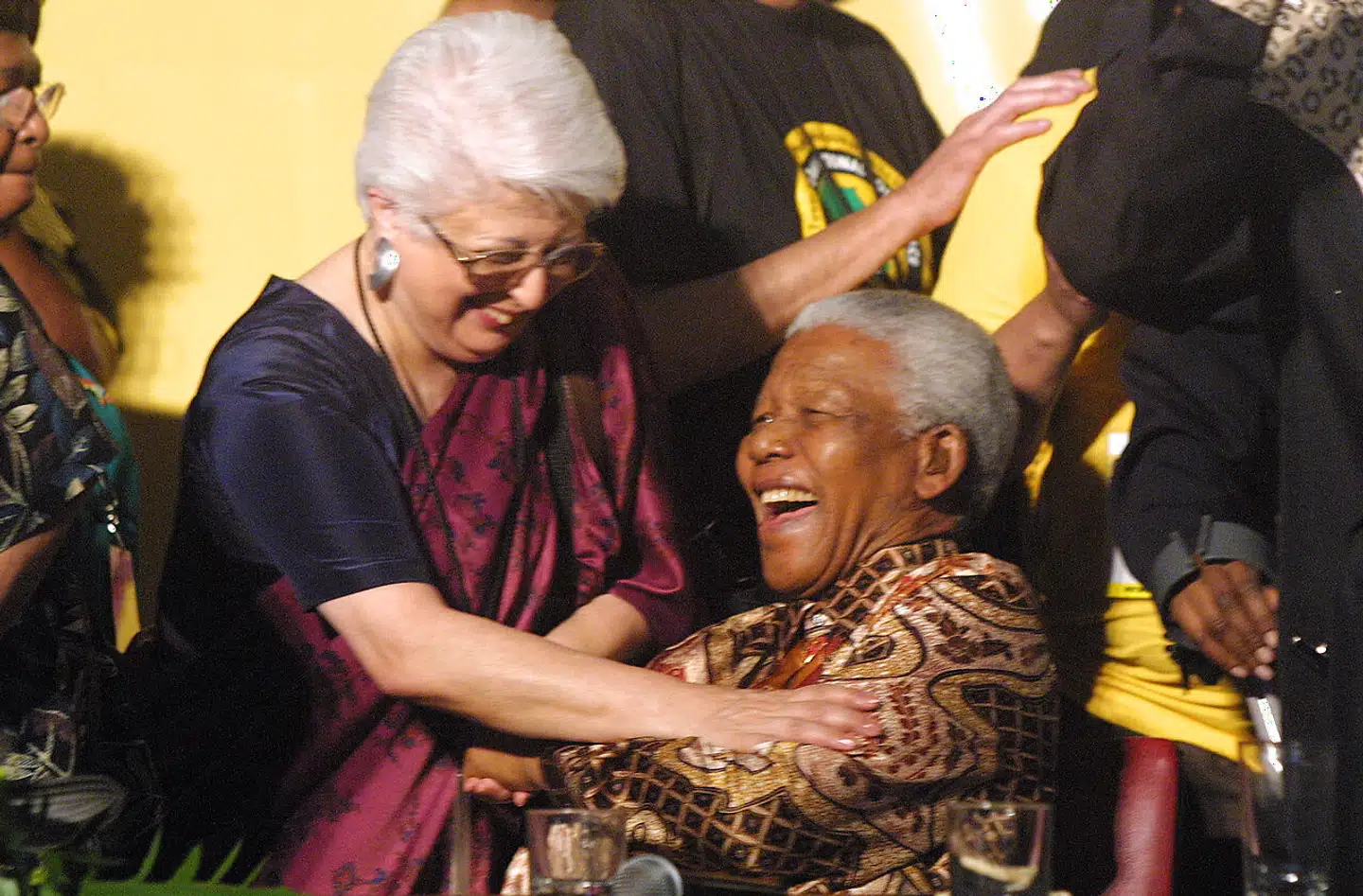 Frene Ginwala (tv) blev i 1970'erne en prominent international figur under sine rejser rundt i verden, hvor hun forsøgte at skabe opbakning til Sydafrikas antiapartheid-bevægelse. Her ses hun sammen med den første præsident efter aparthedstyrets endeligt Nelson Mandela (th) (arkivfoto).