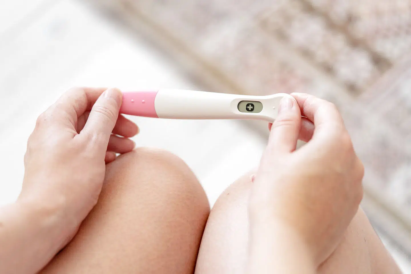 »Selvfølgelig kan der være tilfælde, hvor en senere abort kan være det heltrigtige at gøre, men det er der allerede mulighed for i dag. Op mod 95 procent af de kvinder, der søger om tilladelse til senabort, ender med at få den,« skriver Mette Abildgaard.