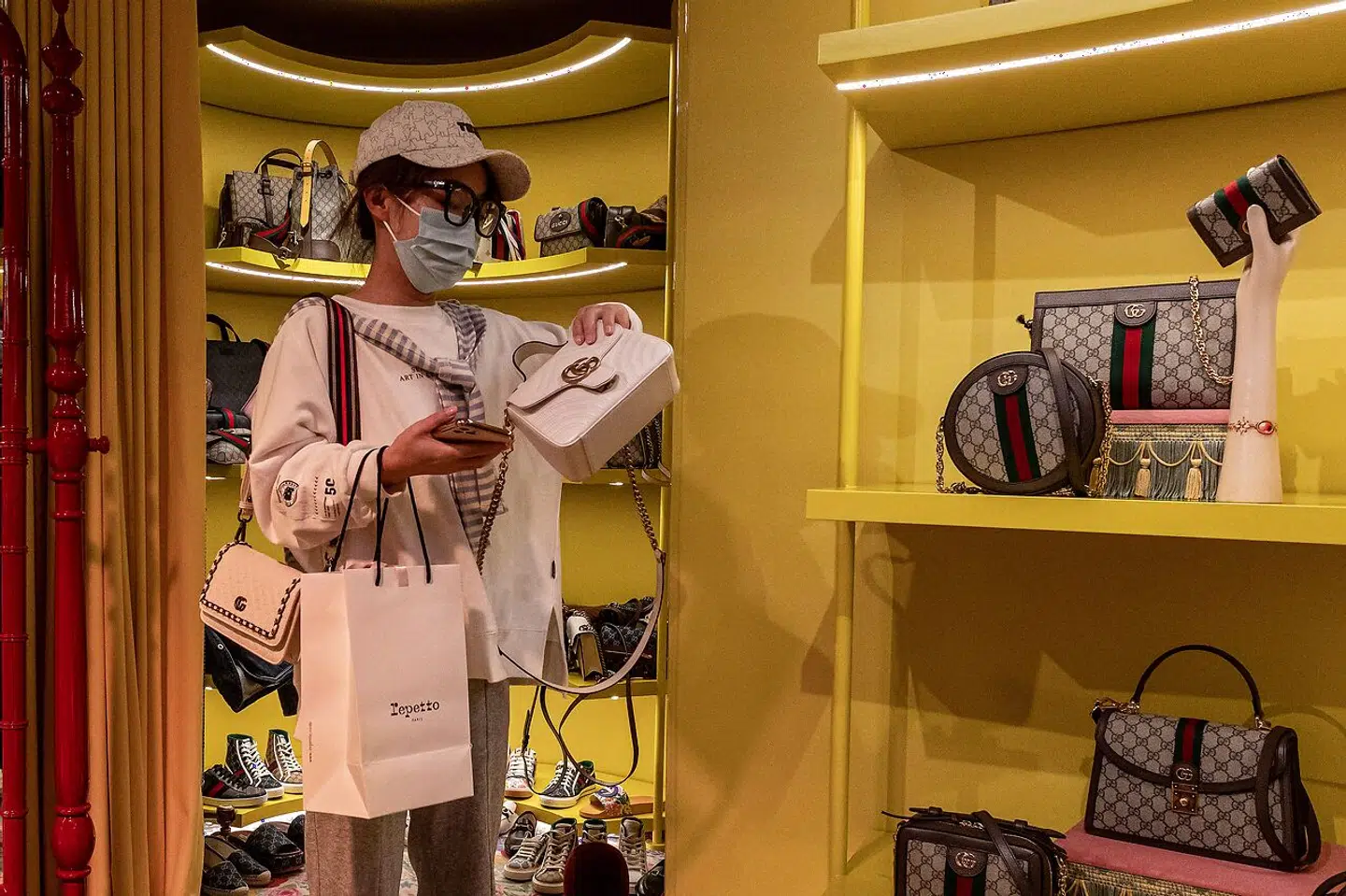 Genåbningen i Kina har løftet en række aktier i Europa, blandt andet luksusvirksomheder som Kering, ejeren af Gucci.