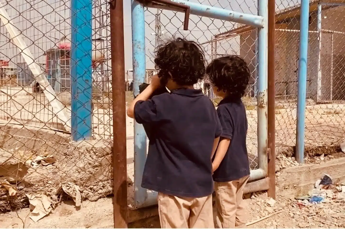 Brødrene på tre og fem år er begge født i Syrien, men er danske statsborgere. De sidder i fangelejren Al-Roj med deres mor, som er blevet frataget sig danske statsborgerskab og derfor ikke har fået tilbud om at blive evakueret. Billedet er taget i september 2022 af en repræsentant for foreningen Repatriate The Children. – Foto: RTC – Danmark/Free