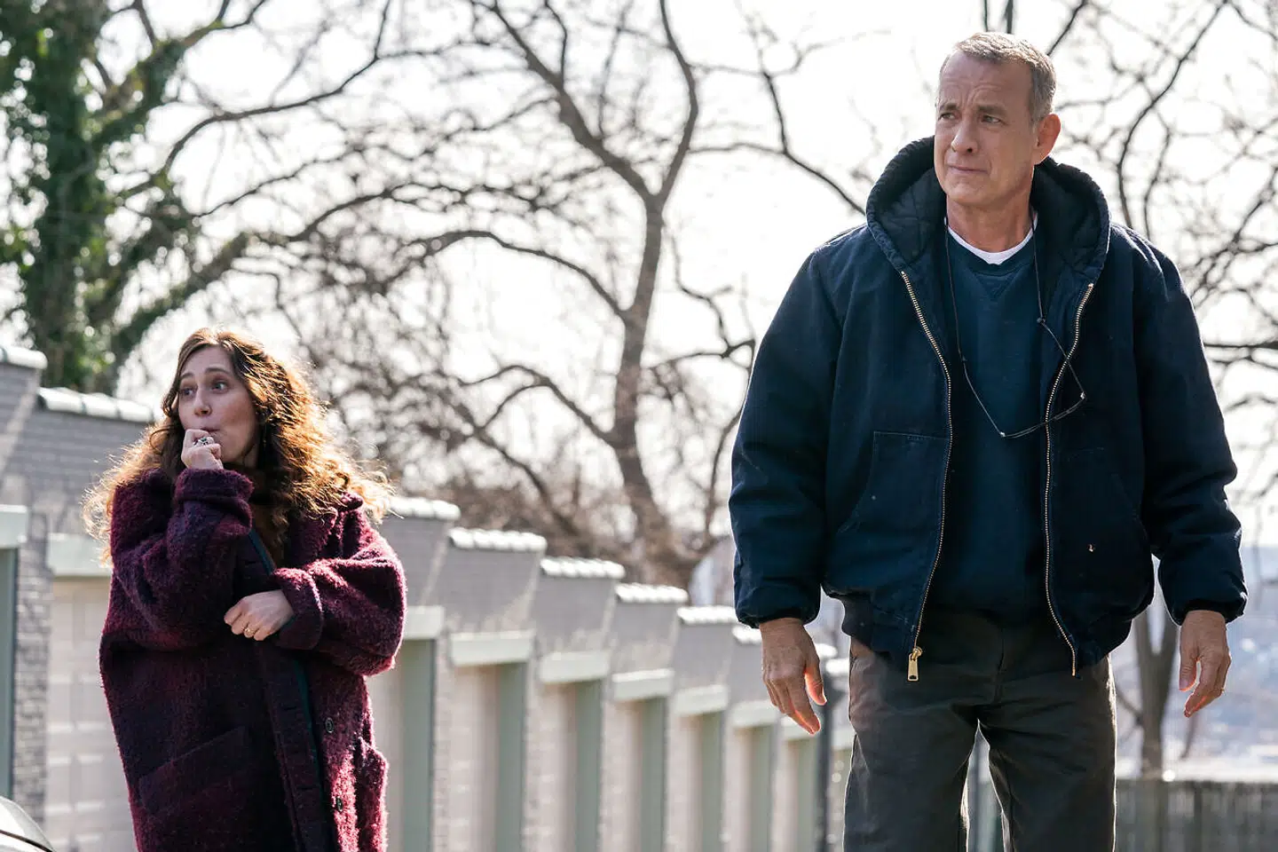 Tom Hanks (her sammen med Mariana Treviño) udfordrer ikke ligefrem sit talent i rollen som Otto, men det er sandelig svært at sætte en finger på hans præstation.