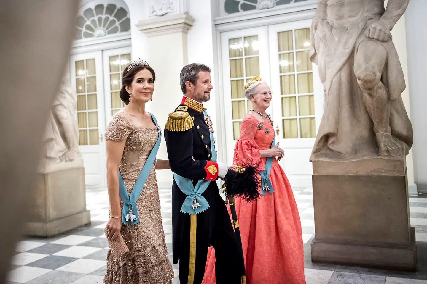 »Dansk debat har generelt fokuseret på den amatøragtige kommunikation af Dronningens beslutning, mens baggrunden og selve beslutningen ikke er blevet analyseret i højere grad. Det burde ske, fordi Dronningens handlinger i grunden handler om manglende lederskab,« skriver Magnus Dahl.