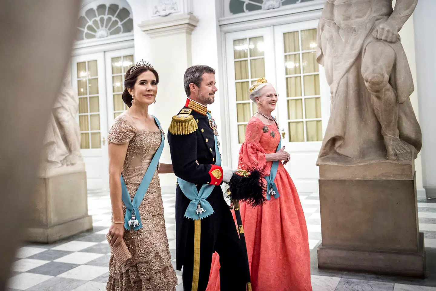 »Dansk debat har generelt fokuseret på den amatøragtige kommunikation af Dronningens beslutning, mens baggrunden og selve beslutningen ikke er blevet analyseret i højere grad. Det burde ske, fordi Dronningens handlinger i grunden handler om manglende lederskab,« skriver Magnus Dahl.