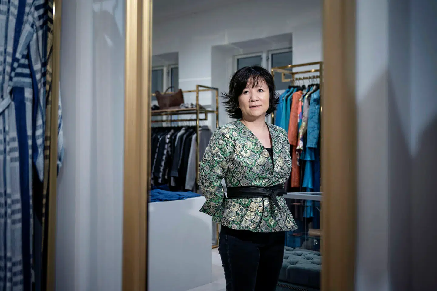 Som fireårig blev hun sat på en faldefærdig træbåd af sin mor, der vendte sig om og forlod hende midt om natten. Hun husker, at hun havde en hånd for munden. Bag hånden var der et skrig - for det var en voldsom oplevelse, og hun måtte gøre usædvanlige ting for bare at overleve.