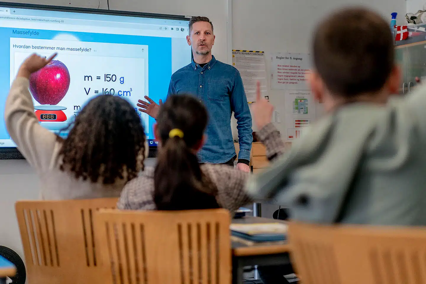 Tingbjerg Skole & Fritid lå indtil for et par år siden under landsgennemsnittet, når det kom til elever, der er startet på en ungdomsuddannelse, 15 måneder efter at de har færdiggjort 9. klasse. Nu er udviklingen vendt. Her ses en af skolens lærere, Jørn Sass Husum, i en undervisningssituation.
