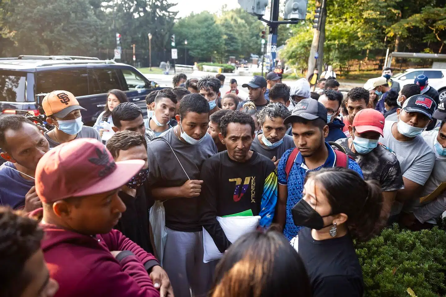 En gruppe syd- og mellemamerikanske migranter ankom i september 2022 til området uden for den amerikanske vicepræsident Kamala Harris' residens i Washington i busser hyret af den republikanske guvernør i Texas.