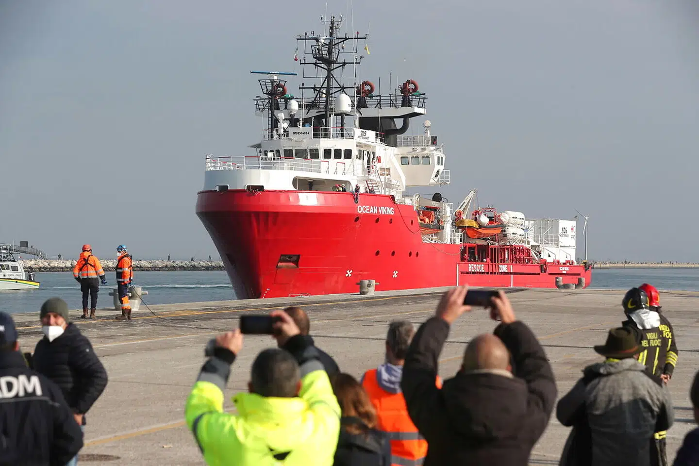 Redningsskibet »Ocean Viking«, der ejes af den franske ngo SOS Mediterranée, anløb 31. december havnen i den norditalienske by Ravenna med 113 migranter ombord. Over 1.500 kilometer fra farvandet, hvor de adskillige dage forinden blev reddet op.