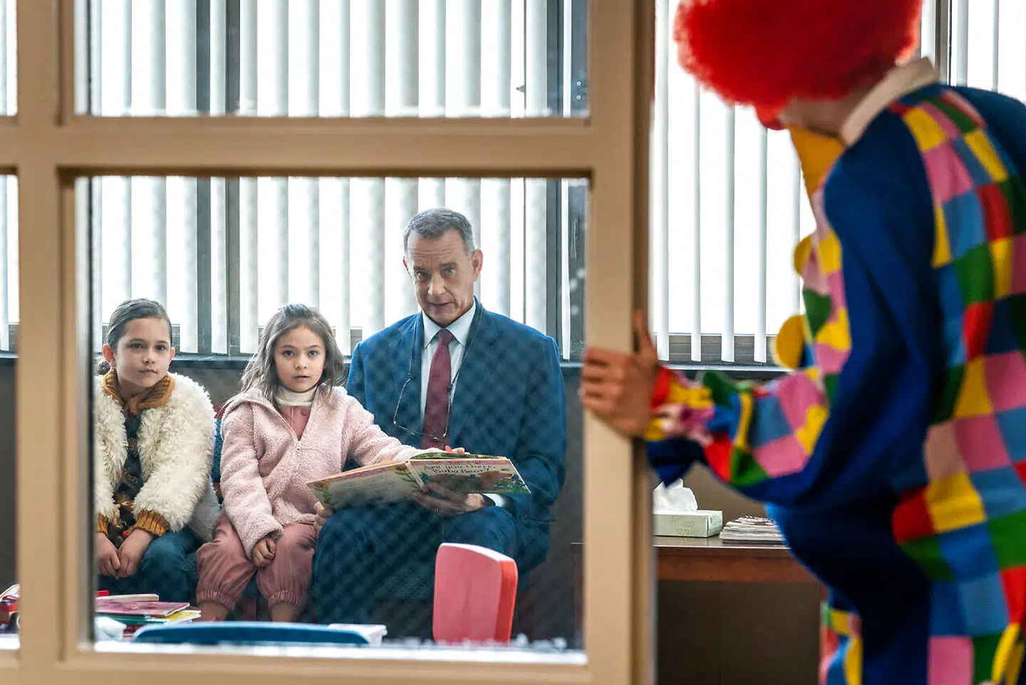 I en af filmens bedre scener bliver Otto korporlig med den emsige hospitalsklovn Beppo.