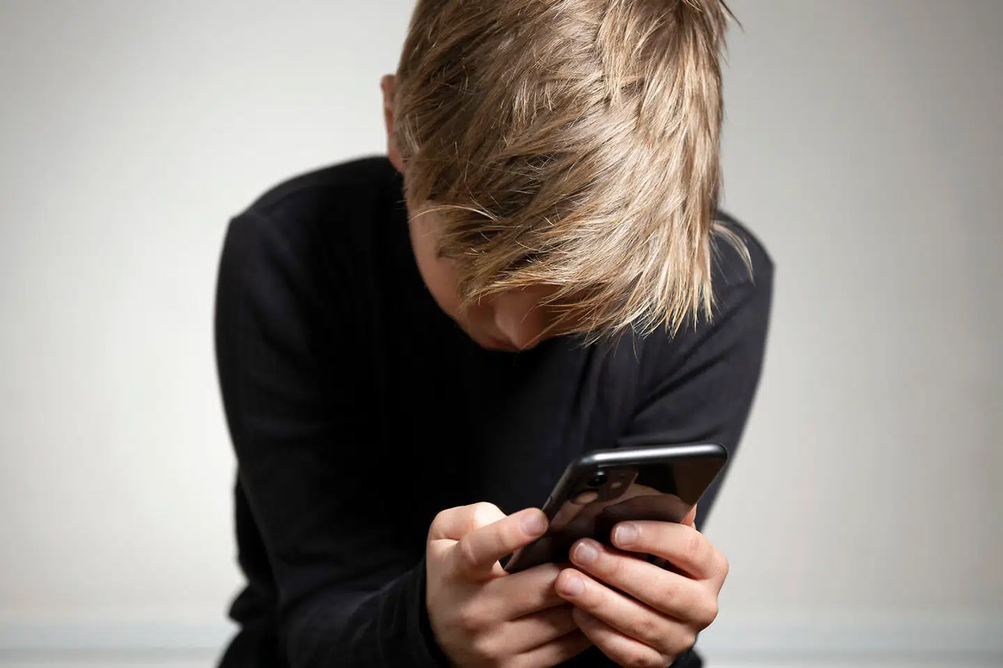 Børn bliver opfordret til at identificere sig med en af otte kønskategorier som nonbinær, ciskønnet og dobbeltkønnet på BørneTelefonens hjemmeside. men det er der en særlig grund til, siger BørneTelefonens leder Marianne Rasmussen. Modelfoto.