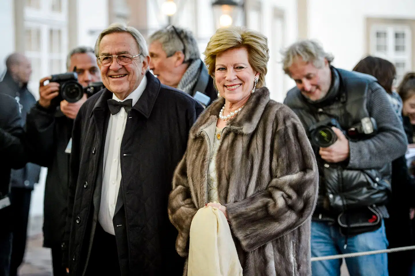 Konstantin og Anne-Marie ankommer til dronning Margrethes 75 års fødselsdagsfest i 2015. Det græske ekskongepar mødte hinanden som purunge og holdt livet igennem sammen i medgang og modgang. Der var meget af det sidste, men da Konstantin døde 83 år, var det endt, så godt som det kunne.