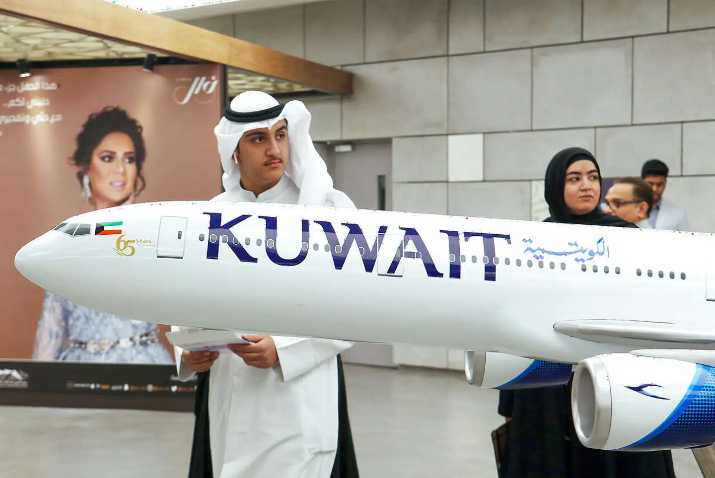 Kuwait Airways stiller høje krav til sine stewardesser, og de vigtigste kvalifikationer er ikke sprogfærdigheder og kundekontakt. Det fik en gruppe spanske og portugisiske ansøgere at mærke på deres krop. Bogstavelig talt.
