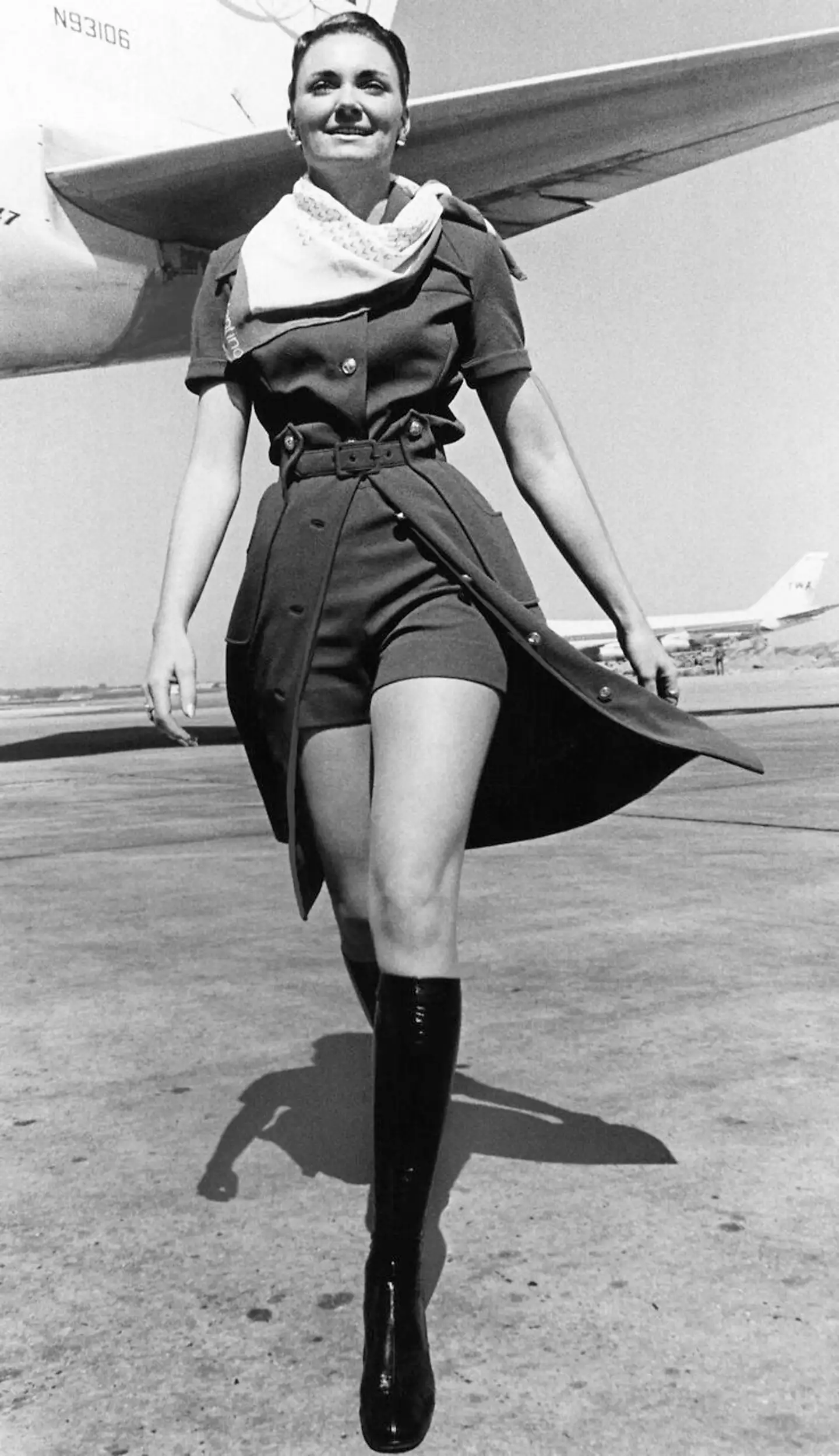 Det amerikanske luftfartsselskab TWAs stewardesseuniform omfattede i begyndelsen af 1970erne »minipants«.