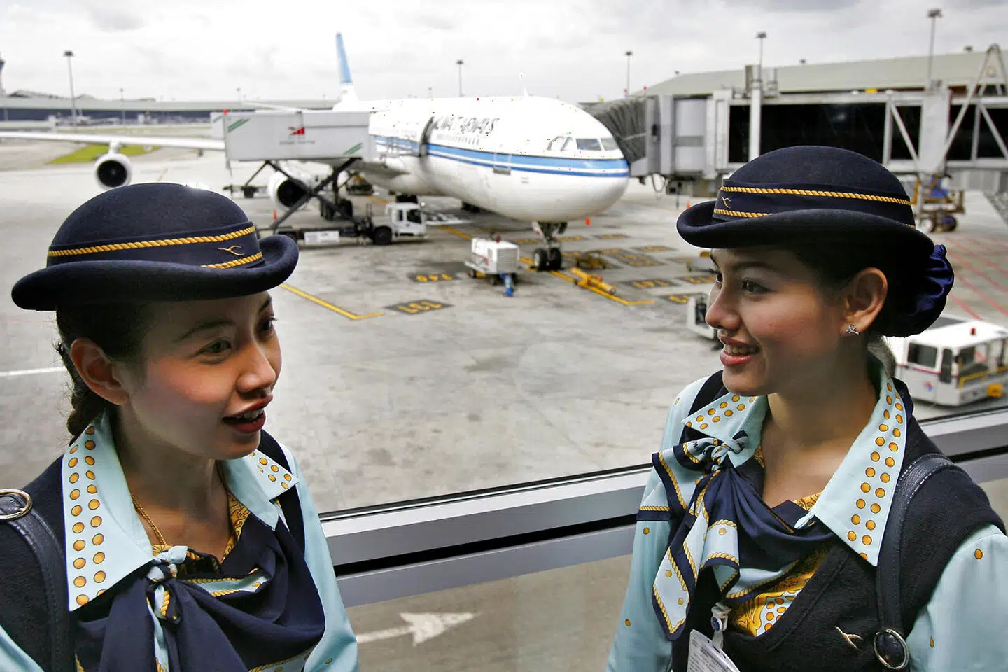 Kuwait Airways rekrutterer stewardesser over hele verden. Her poserer to thailandske ansatte i Kuala Lumpur International Airport.