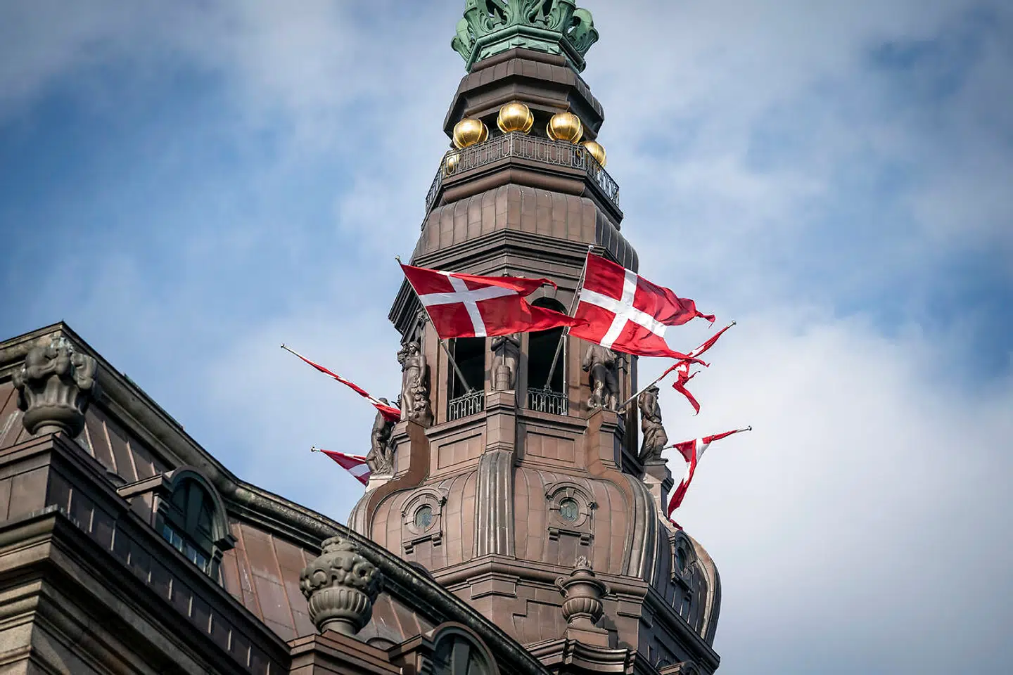 »Da VK-regeringen præsenterede den såkaldte Danmarkskanon i 2016, udgjorde ”frisind” og ”frihed” ellers to ud af de ti danske værdier. Umiddelbart efterlader det os med to mulige konklusioner. Enten er hver fjerde dansker ikke dansker, eller også tog Danmarkskanonen fejl,« skriver Yildiz Akdogan (S) og Peter Bjerregaard (C).