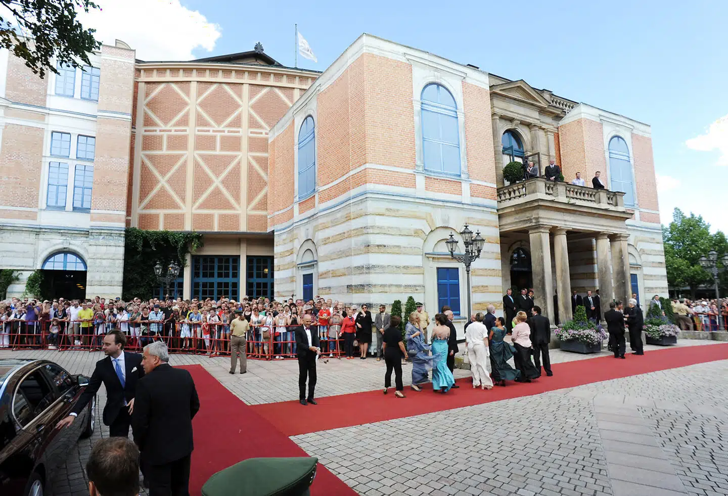 Bayreuther Festspiele i Bayreuth nord for Nürnberg tiltrækker hver sommer toppen af det tyske samfundsliv. Blandt andre er den tidligere kansler Angela Merkel fast gæst.