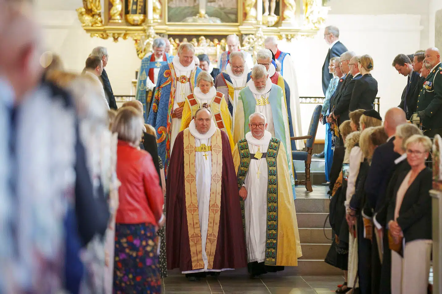 Biskop Thomas Reinholdt Rasmussen forlader Budolfi Kirke sammen med Peter Henrik Skov-Jakobsen, biskop over Københavns Stift - Dronning Margrethe, kirkeminister Ane Halsboe- Jørgensen, og landets biskopper, deltager i festgudstjeneste forestået af biskop Thomas Reinholdt Rasmussen i Aalborg Domkirke, søndag den 5. juni 2022.. (Foto: Bo Amstrup / Ritzau Scanpix/Ritzau Scanpix)