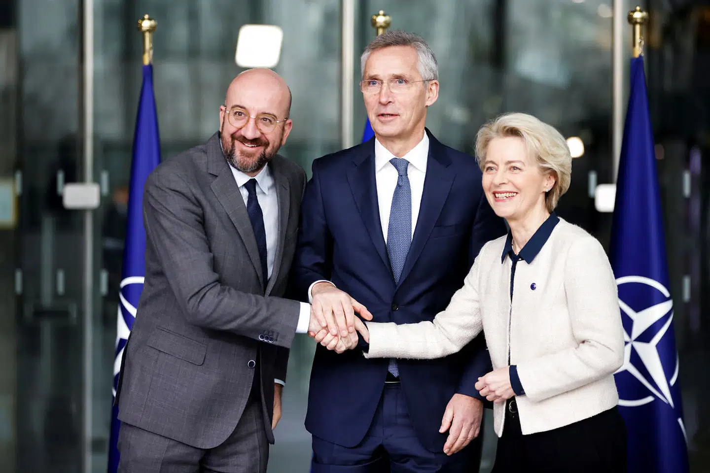 NATOs generalsekretær, Jens Stoltenberg, EU-præsident Charles Michel og EU-Kommissionens formand, Ursula von der Leyen giver hånd efter at underskrive den tredje fælleserklæring om samarbejde mellem NATO og EU. Det skete i NATOs hovedkvarter i Bruxelles. REUTERS/Johanna Geron.