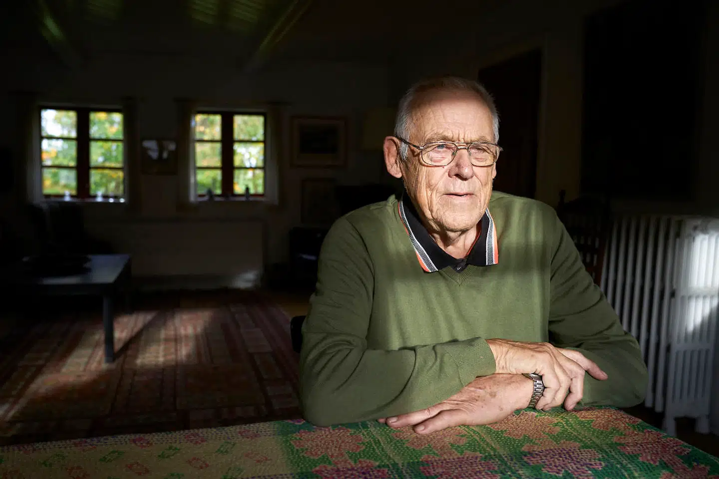 »Systemet virkede bare ikke.« Herluf Hansen er en af de mange patienter, som har oplevet lange ventetider på en akutmodtagelse. Det skete for ham, da han i sensommeren med ambulance blev kørt til Holbæk Sygehus. Nu bebuder regeringen, at der er hjælp på vej til de trængte skadestuer.