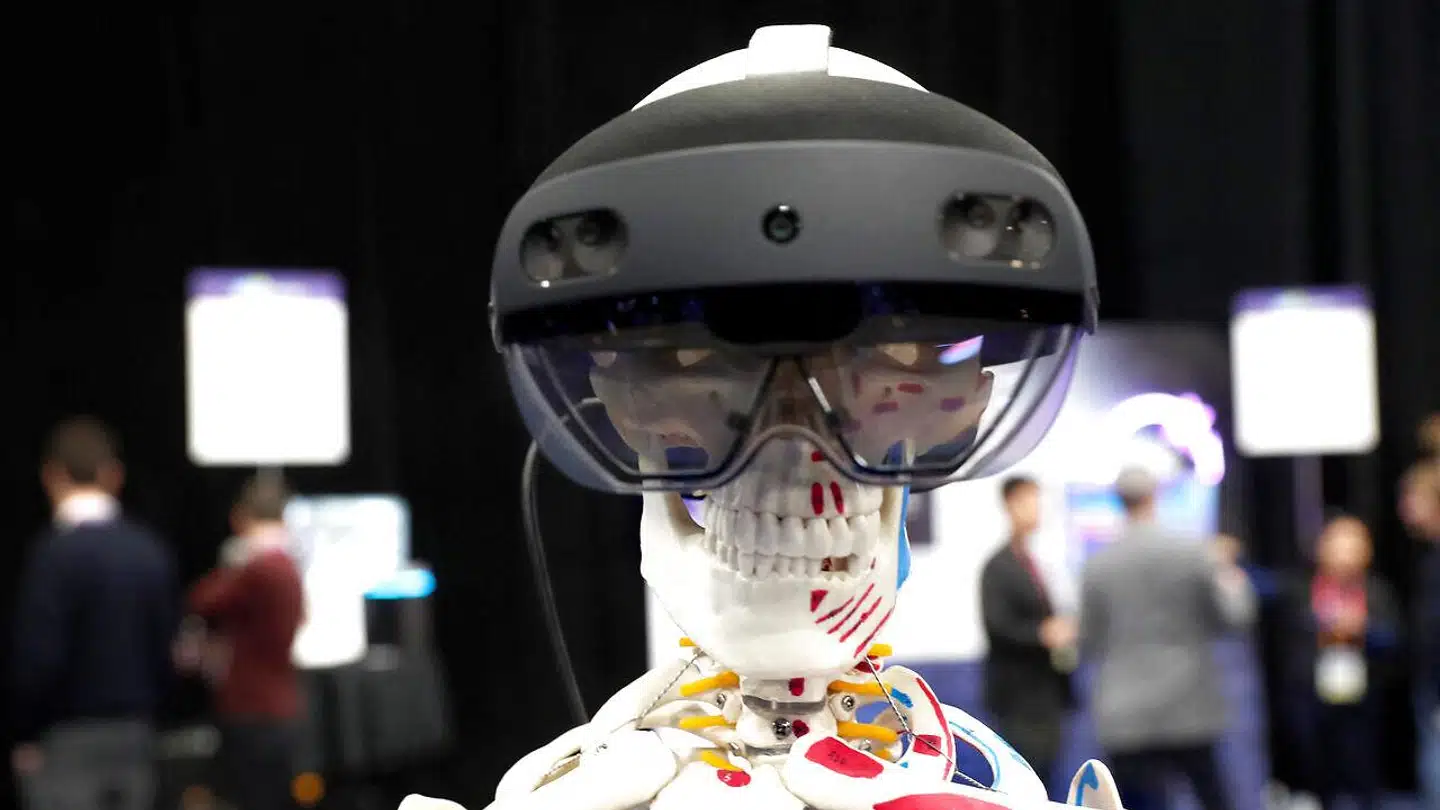 Microsoft arbejder på mange forskellige fronter – her er de holografiske HoloLens 2-briller i brug på et skelet på verdens største forbrugerelektronikmesse i Las Vegas i sidste uge – og skyder nu flere penge i chatrobotten ChatGPT.