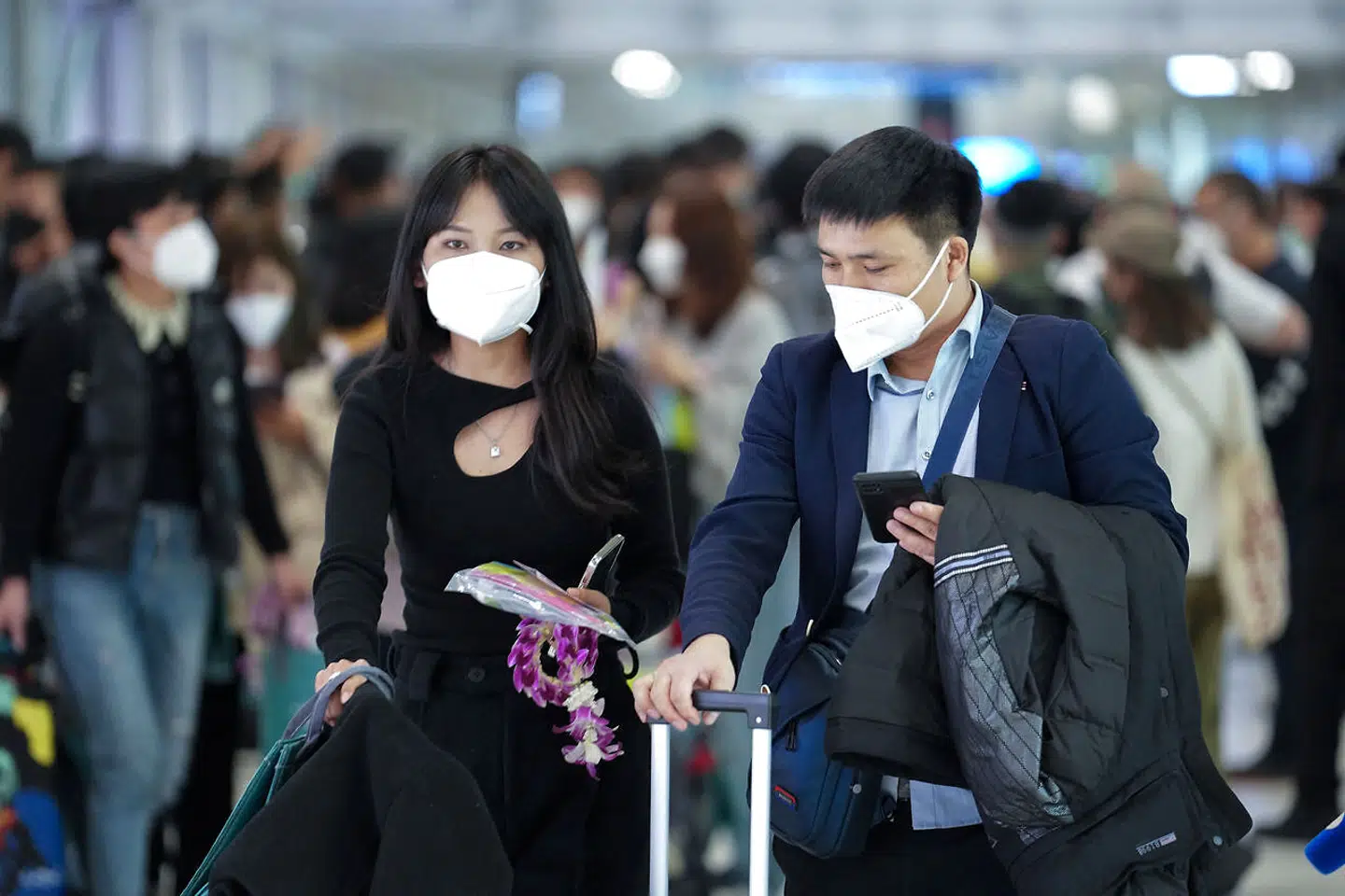 Genåbningen af Kina varsler en ny normal for verdenssamfundet – når den aktuelle smitteflodbølge i kæmpenationen er ebbet ud. Her ankommer nogle af de første kinesiske turister i årevis til Bangkoks internationale lufthavn.