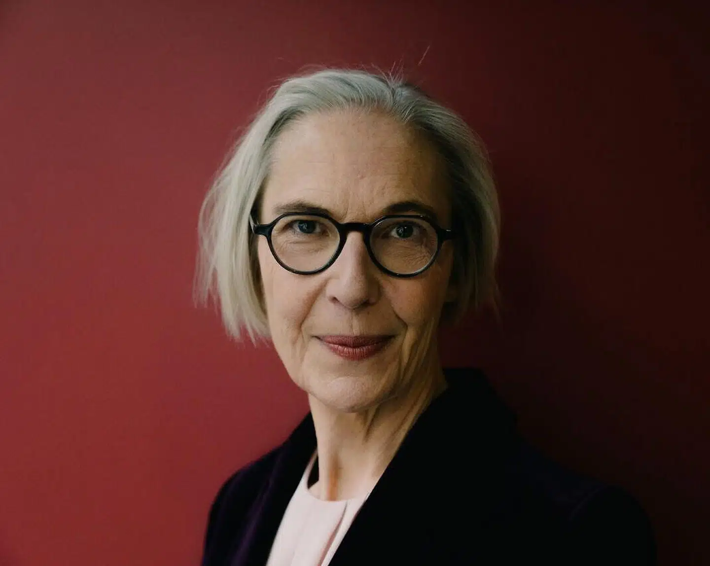 »Med toppen på arbejde« følger vi Maria Rørbye Rønn i løbet af en normal arbejdsdag for at finde ud af, hvad et job som hendes indebærer.