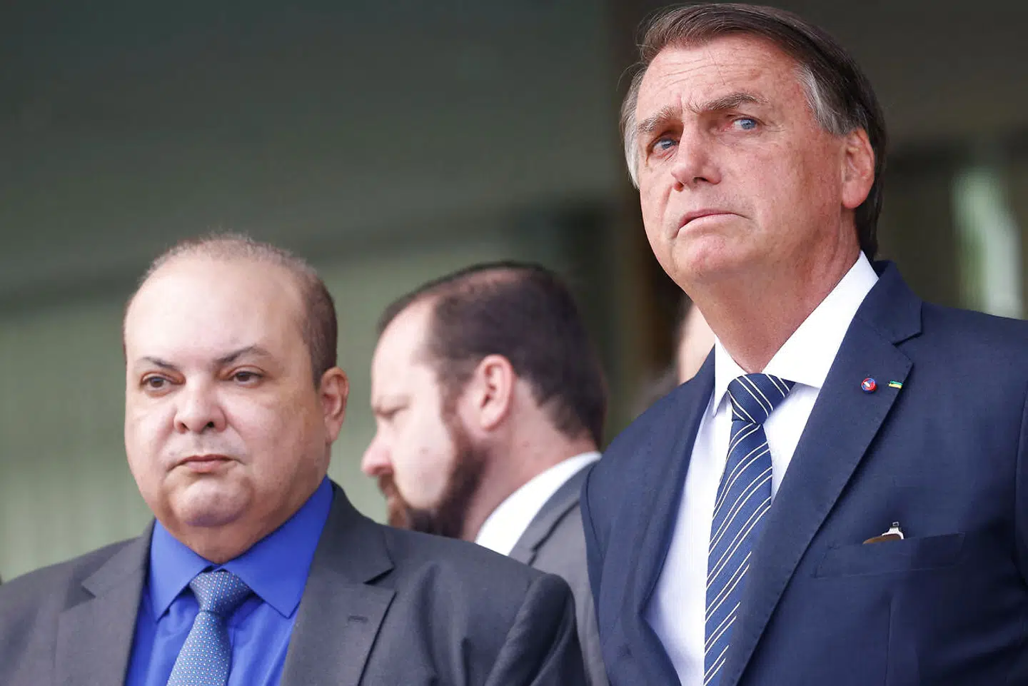 Handlede det kun om uduelighed, da Brasilia-regionens guvernør, Ibaneis Rocha, og hans folk fatalt undervurderede farligheden af søndagens demonstration? Her ses Rocha (tv.) sammen med tidligere præsident Jair Bolsonaro.