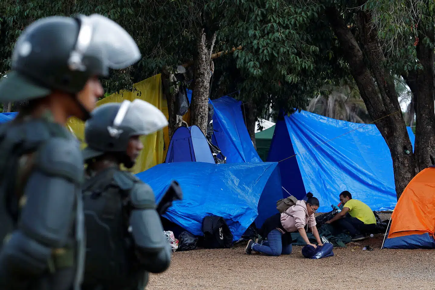 Politiet ryddede tidligt mandag, brasiliansk tid, en teltlejr uden for det militære hovedkvarter i Brasilia, som var arnestedet for søndagens voldelige begivenheder. Det foregik tilsyneladende i god ro og orden. Men lejren er blot en blandt mange i Brasilien.