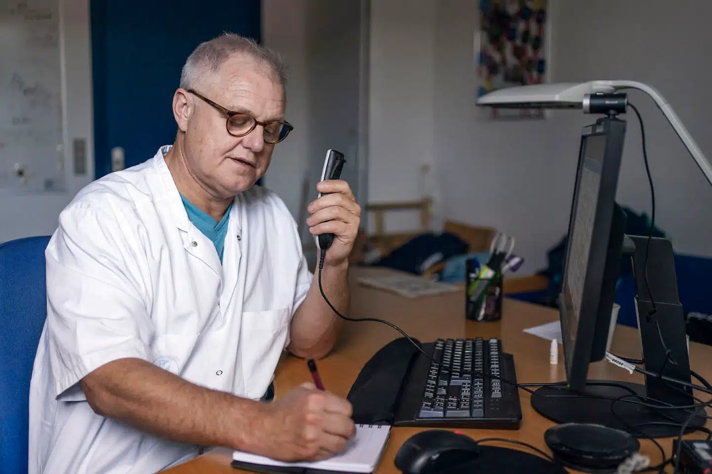 Professor i infektionssygdomme Lars Østergaard mener, at vi bør undersøge, om danskerne er villige til frivilligt at få nedbragt antallet af infektionssygdomme under fremtidens udbrud og epidemier.