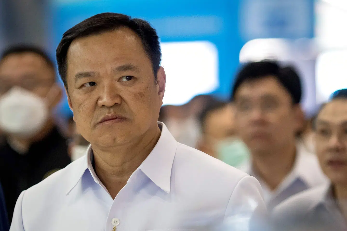 Sundhedsministeren i Thailand, Anutin Charnvirakul, der mandag besøger en lufthavn i Bangkok, kan oplyse, at der alligevel ikke bliver indført indrejse-restriktioner i Thailand. Jack Taylor/Ritzau Scanpix