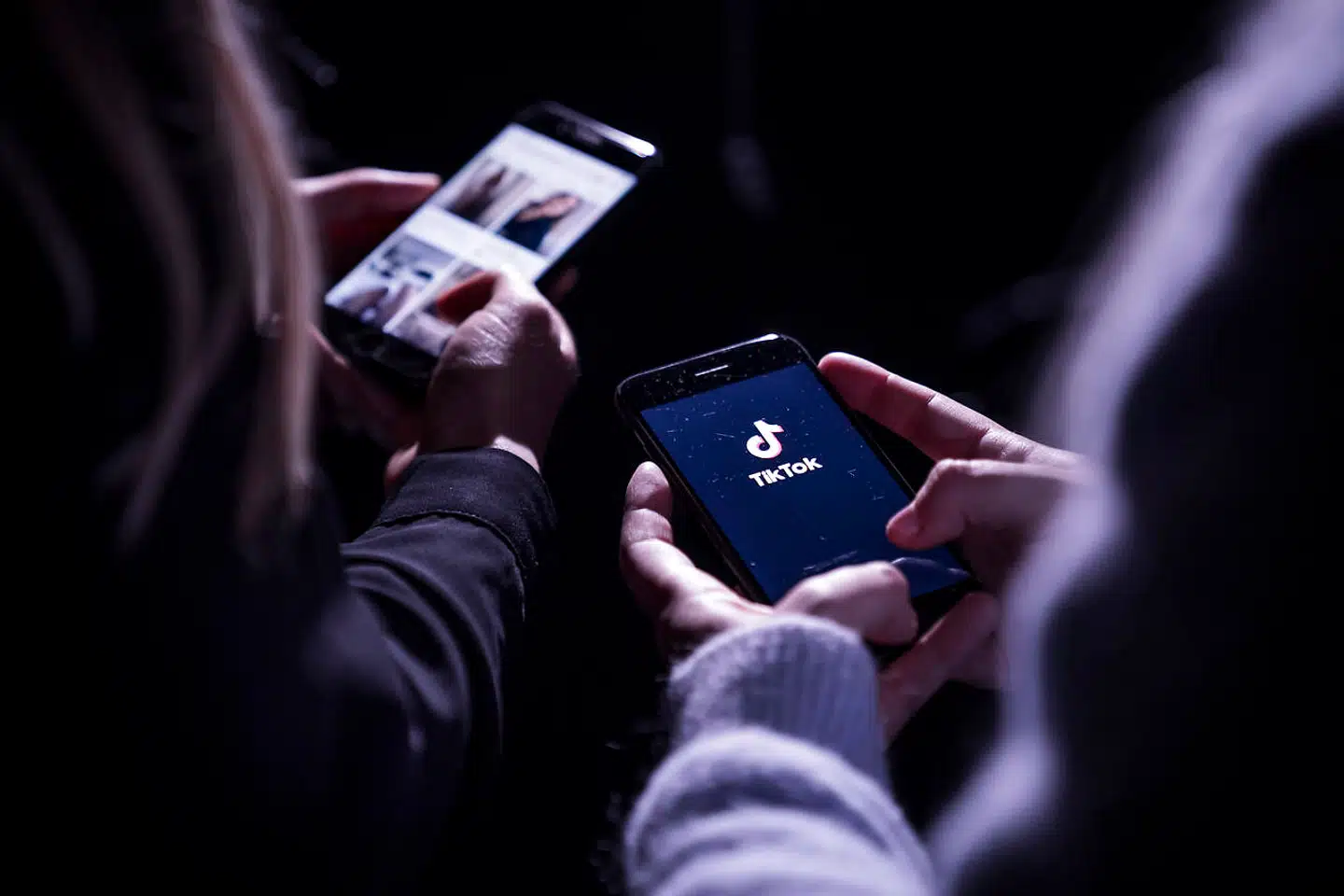 På TikTok sætter politiet nu ind med »informerende videoer«.