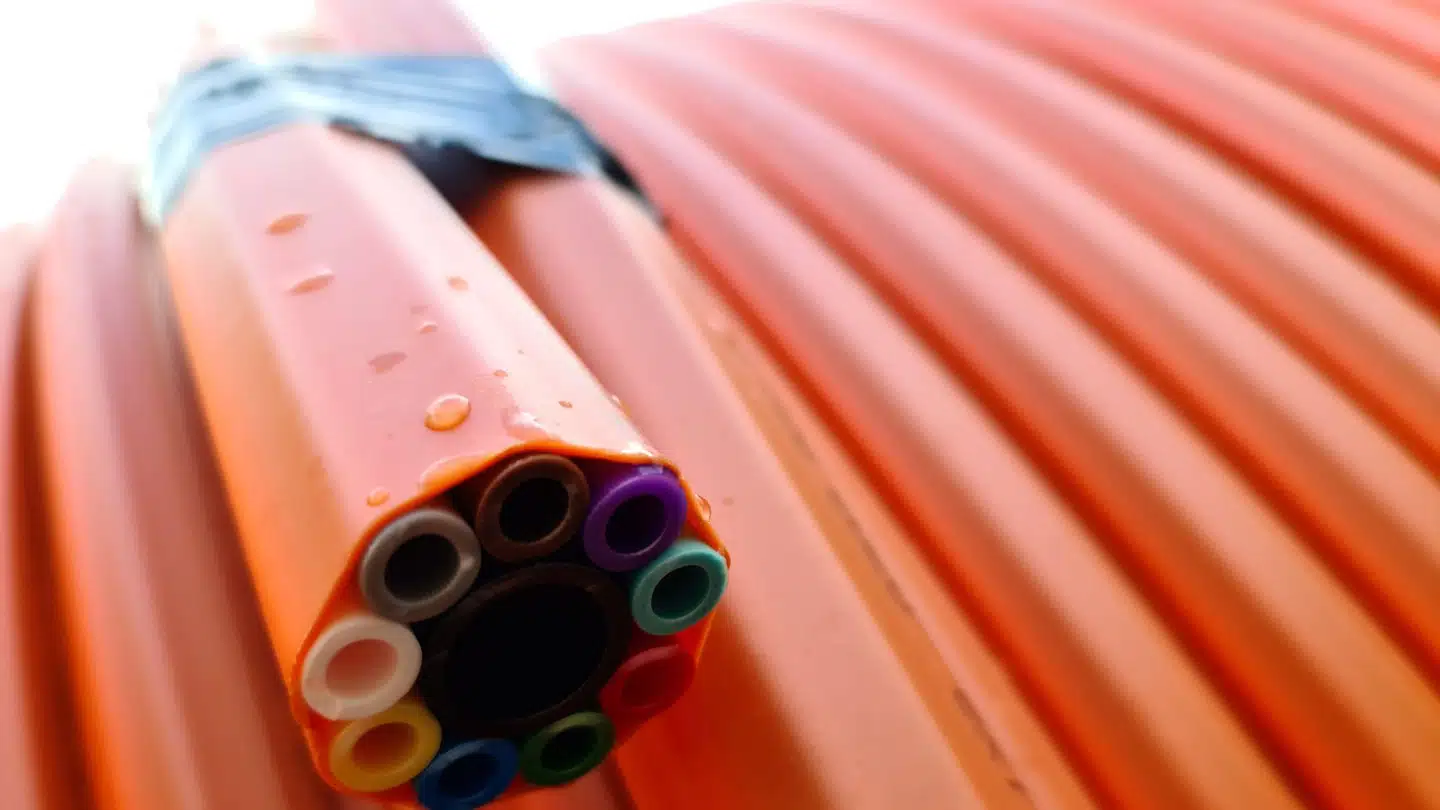 Den kraftige udrulning af hurtige fibernetforbindelser har hjulpet TDC-/Nuuday-selskabet Hiper et godt skridt frem mod det hidtidige mål.