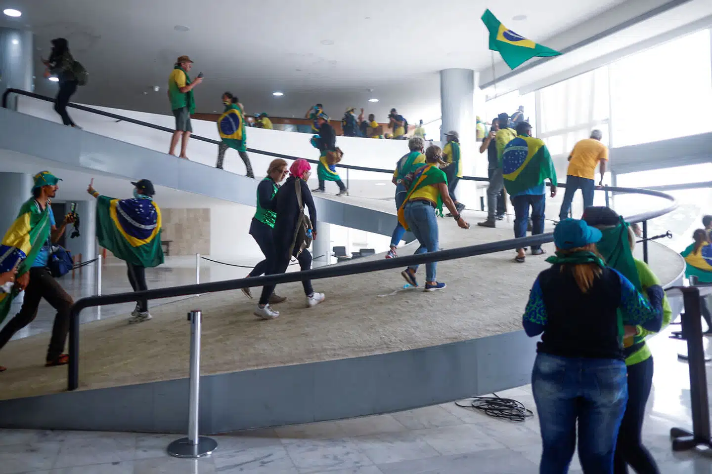 Nogle af Brasiliens tidligere præsident Jair Bolsonaros støtter indtager præsidentpaladset, Palácio do Planalto.