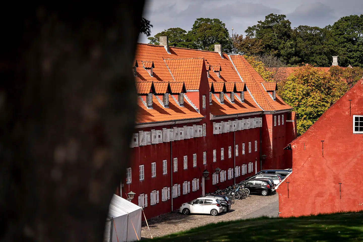 Kastellet i København, hvor Forsvarets Efterretningstjeneste holder til. Størstedelen af tjenestens medarbejdere sidder dog på Sandagergård på det sydlige Amager. Og der bliver ifølge efterretningschefen stadig flere af dem. »Vi vokser. Det gør vi selvfølgelig, fordi de opgaver, vi skal løse, vokser. Og fordi verden er, som den nu ser ud,« siger efterretningschef Anja Dalgaard-Nielsen.