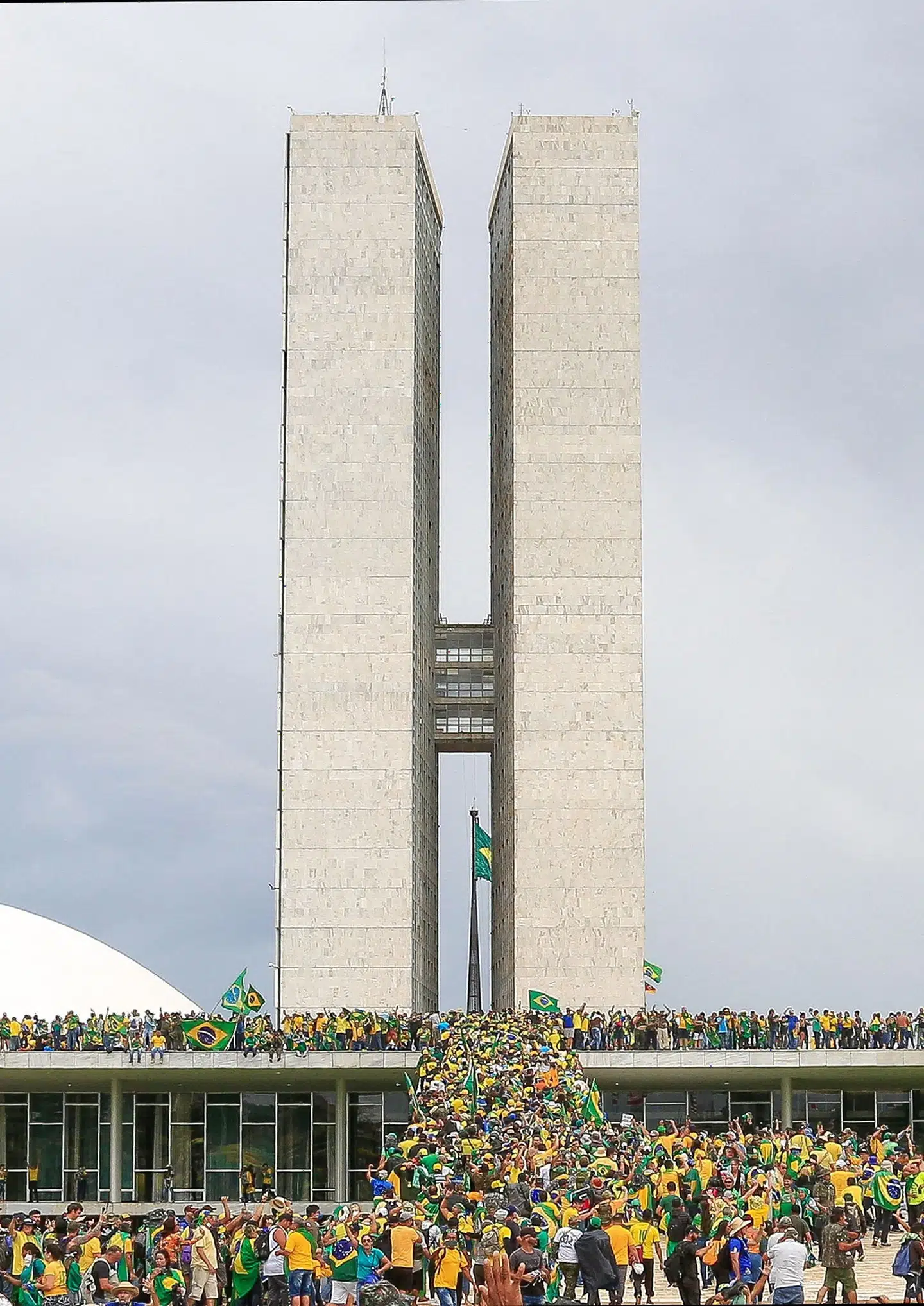 Tilhængere af den tidligere brasilianske præsident Jair Bolsonaro invaderede søndag landets parlament, Kongressen. Sergio Lima/Ritzau Scanpix